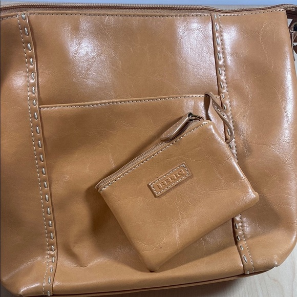 Relic Tan Shoulder Bag with Sleek Design - Picture 3 of 10